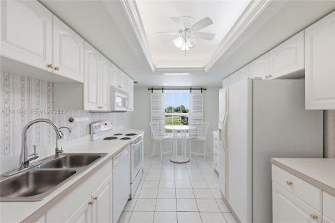 Condo in Cape Coral, Florida, 2 bedrooms  № 2244291 - photo 6