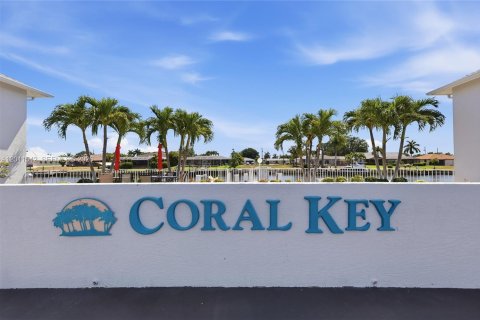 Condo in Cape Coral, Florida, 2 bedrooms  № 2244291 - photo 2