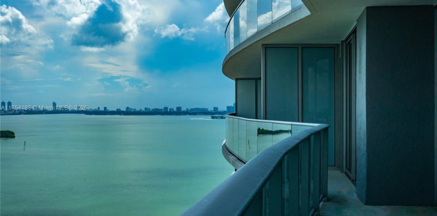 Кондоминиум с 2 спальнями в Майами, Флорида № 2020585