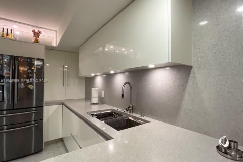 Condo in Miami, Florida, 1 bedroom  № 2090769 - photo 5