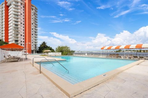 Condo in Miami, Florida, 1 bedroom  № 2090769 - photo 17