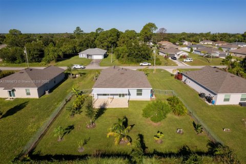 House in Lehigh Acres, Florida 3 bedrooms, 144.56 sq.m. № 1952917 - photo 26
