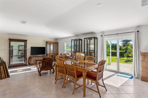 House in Lehigh Acres, Florida 3 bedrooms, 144.56 sq.m. № 1952917 - photo 8