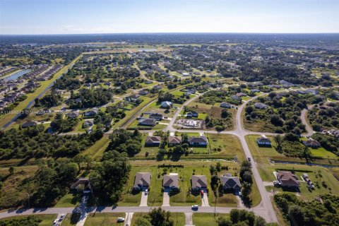 House in Lehigh Acres, Florida 3 bedrooms, 144.56 sq.m. № 1952917 - photo 29