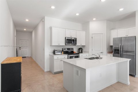 House in Lehigh Acres, Florida 3 bedrooms, 144.56 sq.m. № 1952917 - photo 2