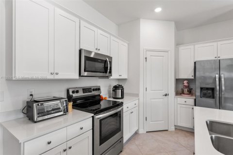 House in Lehigh Acres, Florida 3 bedrooms, 144.56 sq.m. № 1952917 - photo 4