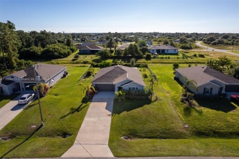 House in Lehigh Acres, Florida 3 bedrooms, 144.56 sq.m. № 1952917 - photo 25