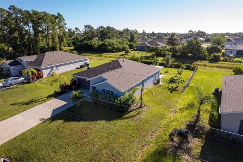 House in Lehigh Acres, Florida 3 bedrooms, 144.56 sq.m. № 1952917 - photo 18
