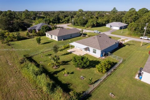 House in Lehigh Acres, Florida 3 bedrooms, 144.56 sq.m. № 1952917 - photo 27