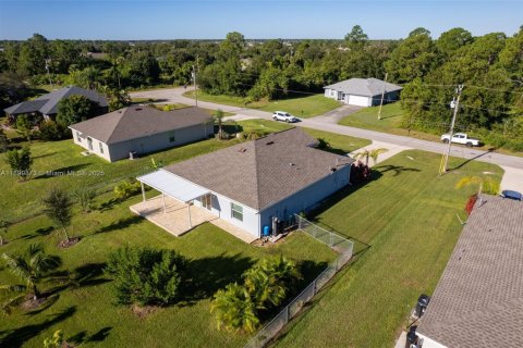 House in Lehigh Acres, Florida 3 bedrooms, 144.56 sq.m. № 1952917 - photo 17