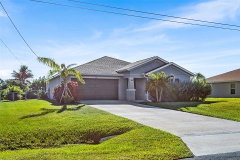 House in Lehigh Acres, Florida 3 bedrooms, 144.56 sq.m. № 1952917 - photo 1