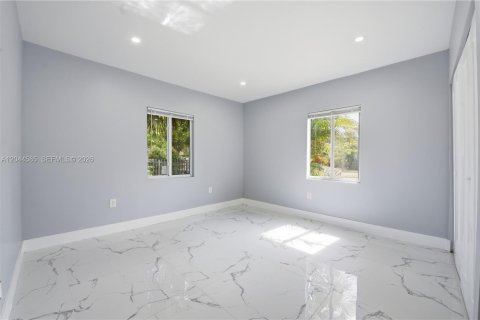 House in North Miami, Florida 3 bedrooms, 117.61 sq.m. № 2186145 - photo 9