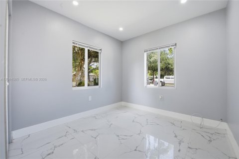 House in North Miami, Florida 3 bedrooms, 117.61 sq.m. № 2186145 - photo 6