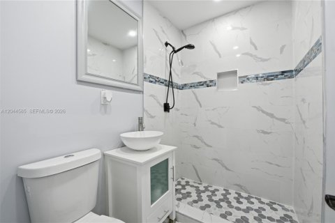 House in North Miami, Florida 3 bedrooms, 117.61 sq.m. № 2186145 - photo 17