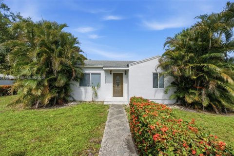 House in North Miami, Florida 3 bedrooms, 117.61 sq.m. № 2186145