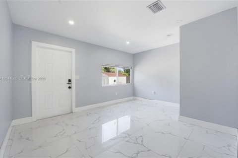 House in North Miami, Florida 3 bedrooms, 117.61 sq.m. № 2186145 - photo 19