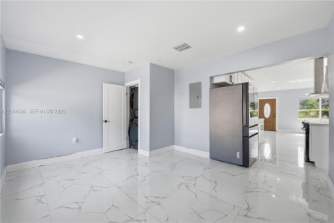 House in North Miami, Florida 3 bedrooms, 117.61 sq.m. № 2186145 - photo 18