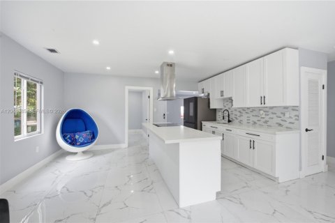 House in North Miami, Florida 3 bedrooms, 117.61 sq.m. № 2186145 - photo 22