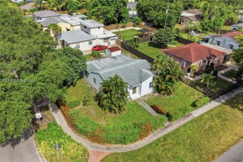 House in North Miami, Florida 3 bedrooms, 117.61 sq.m. № 2186145 - photo 2