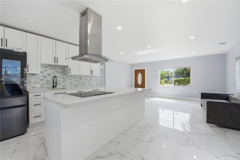 House in North Miami, Florida 3 bedrooms, 117.61 sq.m. № 2186145 - photo 20