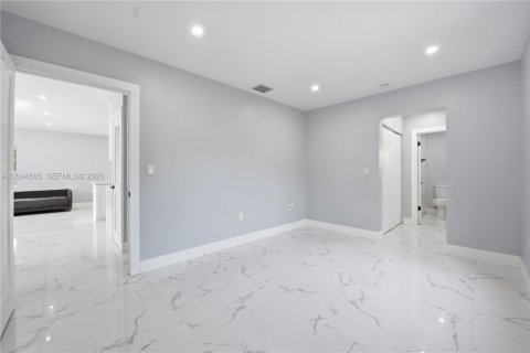 House in North Miami, Florida 3 bedrooms, 117.61 sq.m. № 2186145 - photo 15