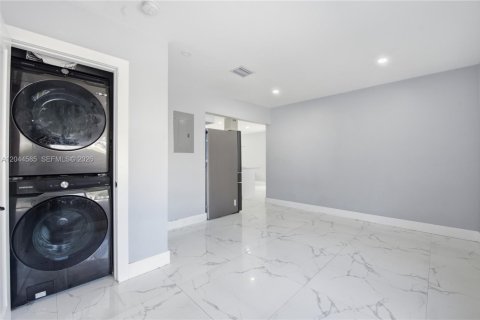 House in North Miami, Florida 3 bedrooms, 117.61 sq.m. № 2186145 - photo 4