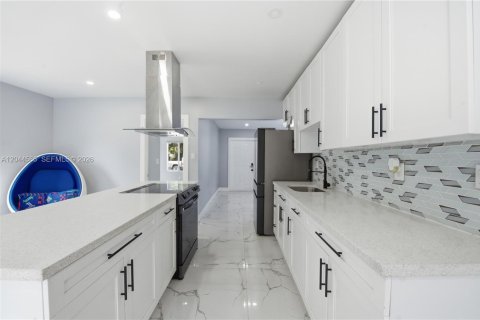 House in North Miami, Florida 3 bedrooms, 117.61 sq.m. № 2186145 - photo 23