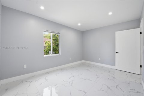 House in North Miami, Florida 3 bedrooms, 117.61 sq.m. № 2186145 - photo 13