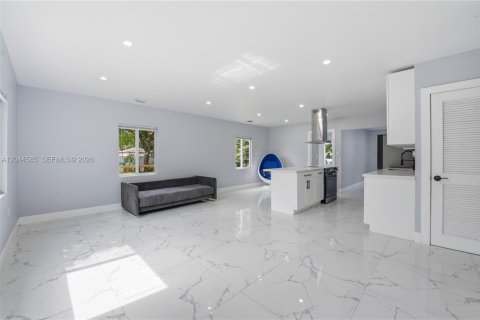 House in North Miami, Florida 3 bedrooms, 117.61 sq.m. № 2186145 - photo 25