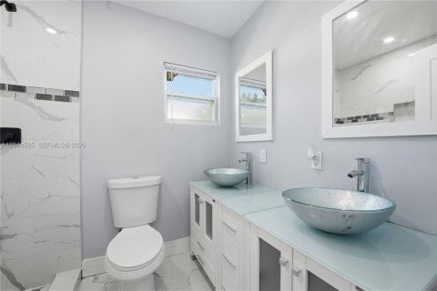 House in North Miami, Florida 3 bedrooms, 117.61 sq.m. № 2186145 - photo 12