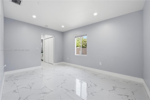 House in North Miami, Florida 3 bedrooms, 117.61 sq.m. № 2186145 - photo 16