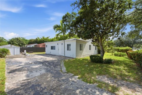 House in North Miami, Florida 3 bedrooms, 117.61 sq.m. № 2186145 - photo 30