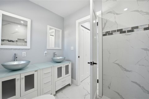 House in North Miami, Florida 3 bedrooms, 117.61 sq.m. № 2186145 - photo 11