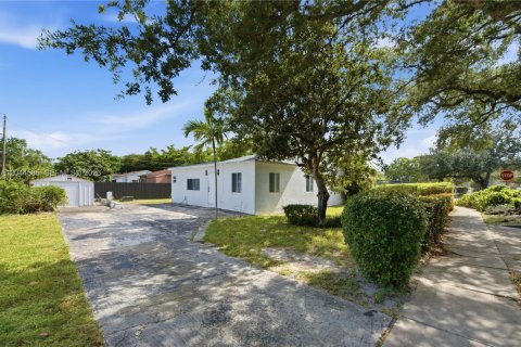House in North Miami, Florida 3 bedrooms, 117.61 sq.m. № 2186145 - photo 3