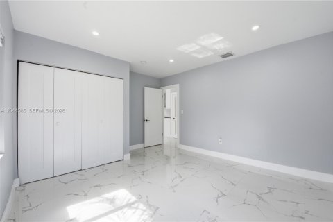 House in North Miami, Florida 3 bedrooms, 117.61 sq.m. № 2186145 - photo 7