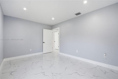 House in North Miami, Florida 3 bedrooms, 117.61 sq.m. № 2186145 - photo 14