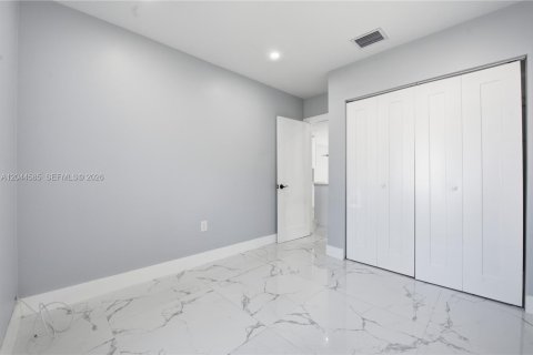 House in North Miami, Florida 3 bedrooms, 117.61 sq.m. № 2186145 - photo 5