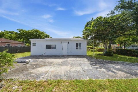 House in North Miami, Florida 3 bedrooms, 117.61 sq.m. № 2186145 - photo 29