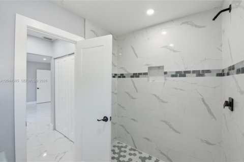 House in North Miami, Florida 3 bedrooms, 117.61 sq.m. № 2186145 - photo 10