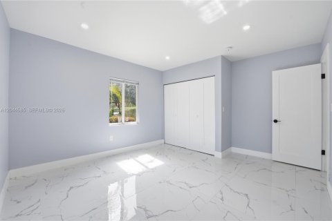 House in North Miami, Florida 3 bedrooms, 117.61 sq.m. № 2186145 - photo 8