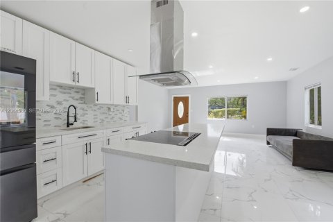 House in North Miami, Florida 3 bedrooms, 117.61 sq.m. № 2186145 - photo 21