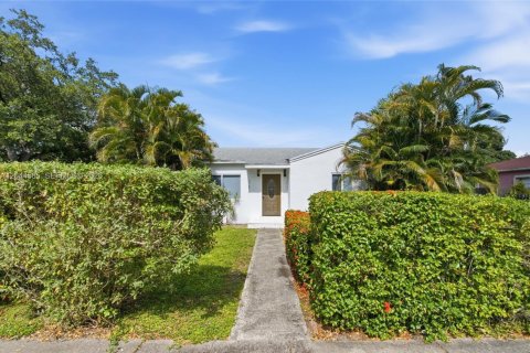 House in North Miami, Florida 3 bedrooms, 117.61 sq.m. № 2186145 - photo 28