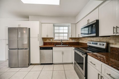 Casa en venta en Miami, Florida, 4 dormitorios № 1964173 - foto 11