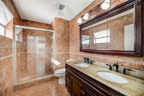 Casa en venta en Miami, Florida, 4 dormitorios № 1964173 - foto 18