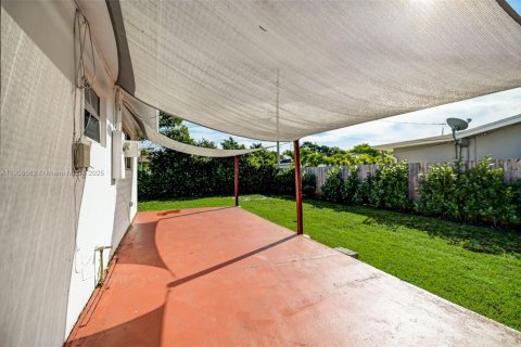 Casa en venta en Miami, Florida, 4 dormitorios № 1964173 - foto 29