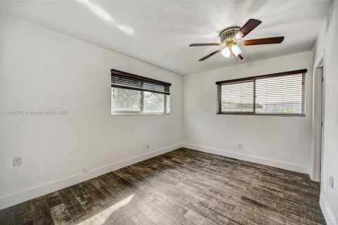 Casa en venta en Miami, Florida, 4 dormitorios № 1964173 - foto 15