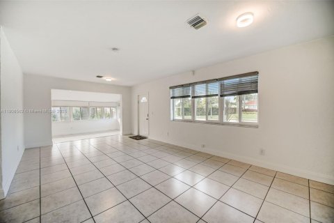Casa en venta en Miami, Florida, 4 dormitorios № 1964173 - foto 8