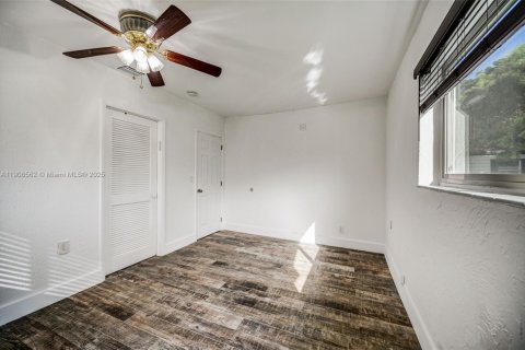 Casa en venta en Miami, Florida, 4 dormitorios № 1964173 - foto 17