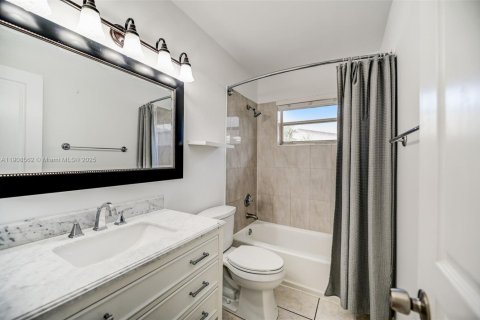 Casa en venta en Miami, Florida, 4 dormitorios № 1964173 - foto 14