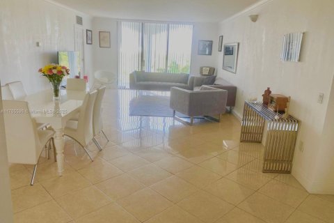 Condominio en venta en Bal Harbour, Florida, 2 dormitorios, 128.95 m2 № 2077102 - foto 2